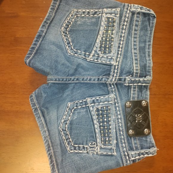 Like new beautiful miss me shorts - Picture 2 of 4